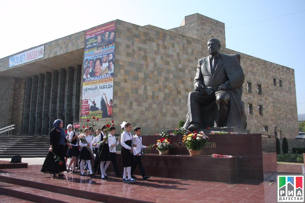 Расул гамзатов памятник в махачкале фото