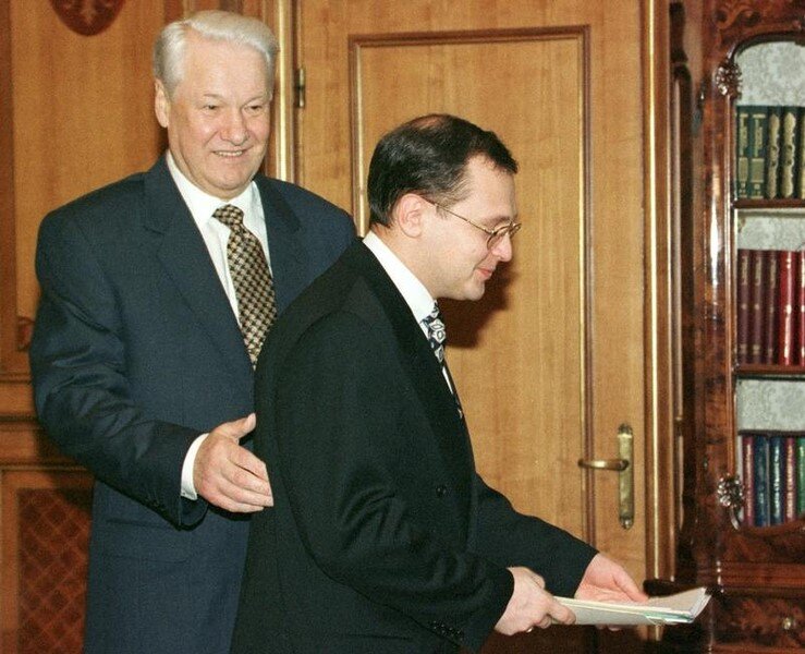 Премьер министр ельцина бывший. Ельцин и Кириенко 1998. Кириенко дефолт 1998.