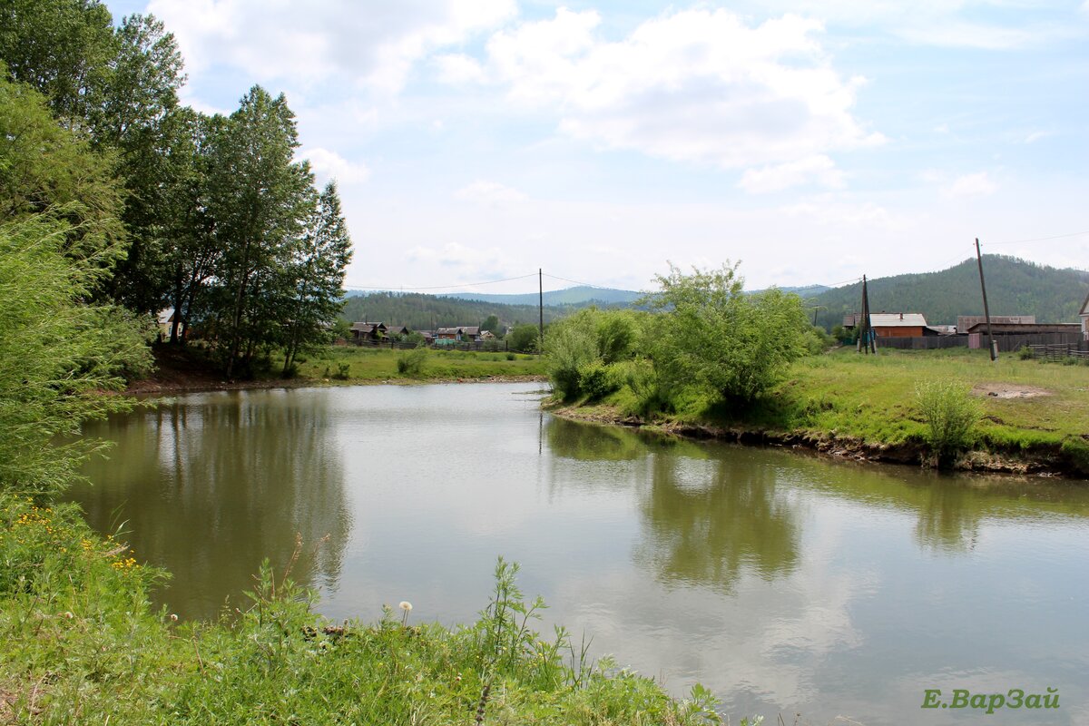 Заводь посреди села - то-ли пруд, то-ли запруда придаёт очарование деревне.