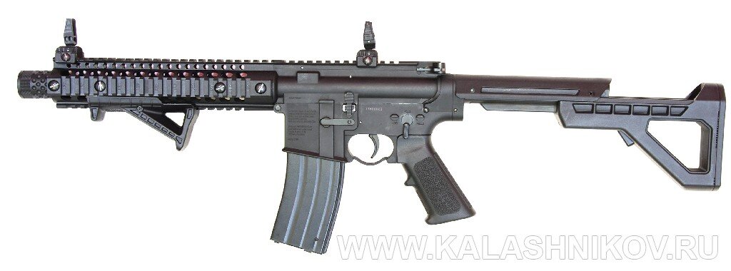 Газобаллонная автоматическая винтовка DPMS SBR. Флажок предохранителя-переводчика с левой стороны спусковой коробки находится в положении для одиночной стрельбы. Приклад максимально выдвинут 
