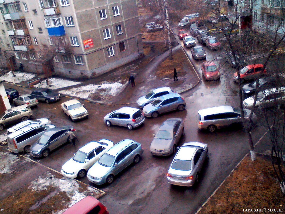 Автомобили разъезжаются во дворе
