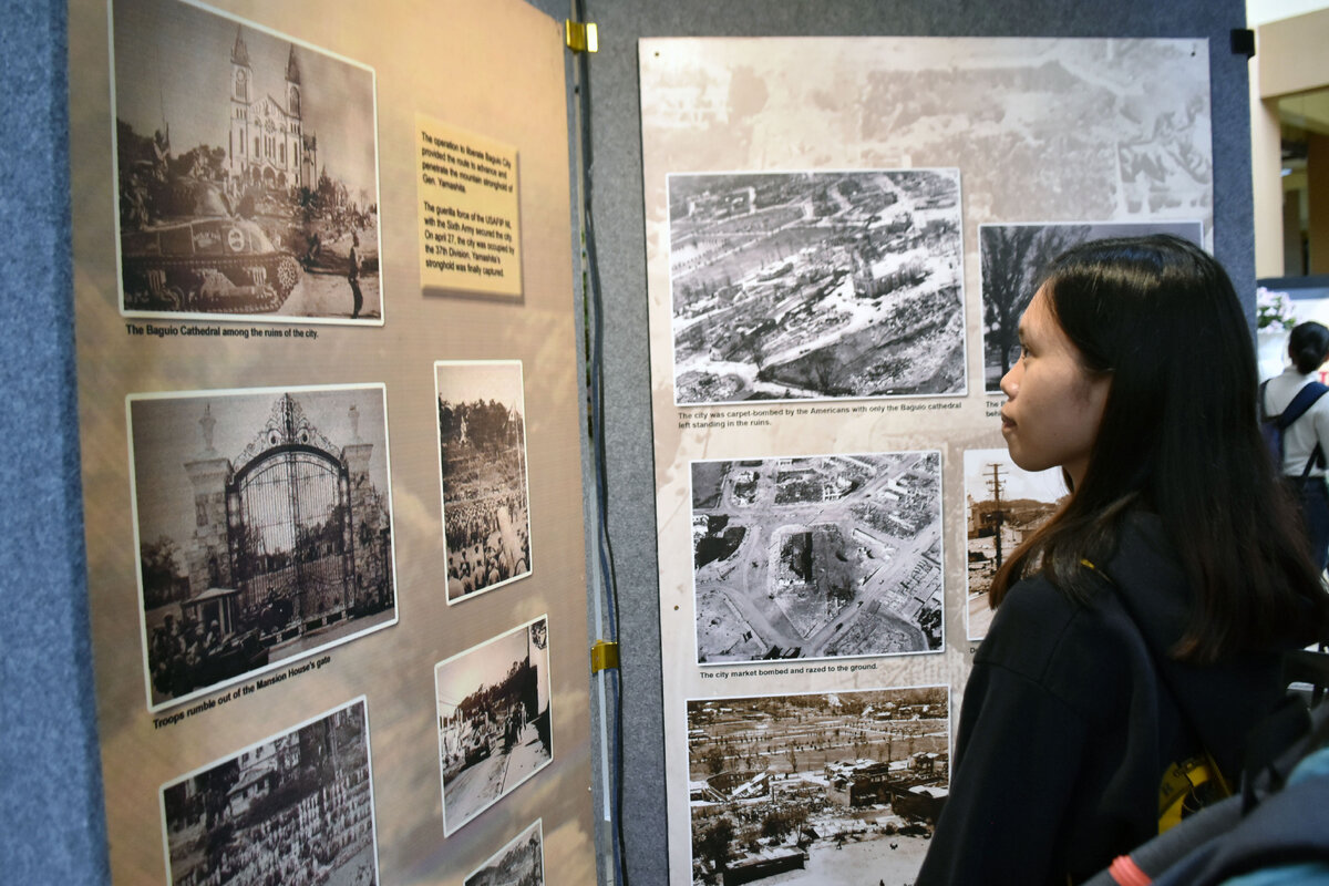 Фотографии студентов города Багио во время Второй мировой войны на фотовыставке филиппинского банка ветеранов войны "Война наших отцов - дань филиппинским борцам за свободу", созданной в честь героев Второй мировой войны в фойе Диего Силангского университета. (RMC - PIA CAR)