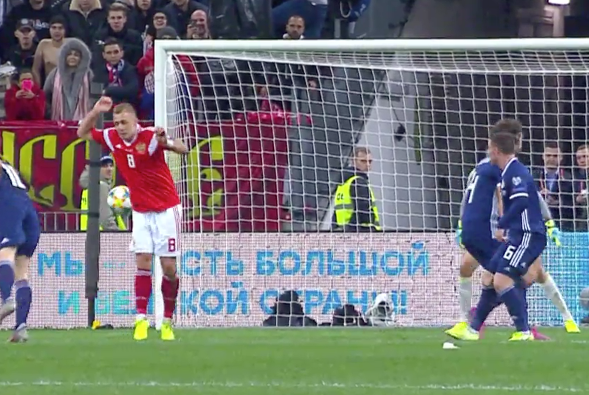 Ловко уворачивается, а тем не менее, вратарь все еще не видит мяча, по крайней мере не реагирует на него.