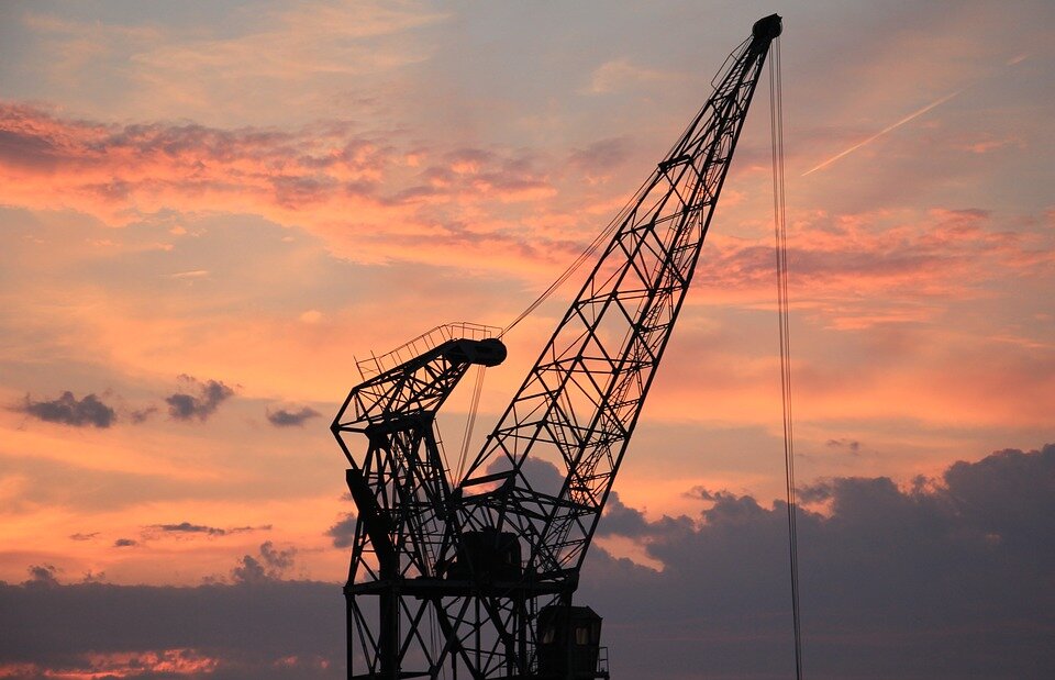 https://cdn.pixabay.com/photo/2016/09/04/08/13/harbour-crane-1643476_960_720.jpg