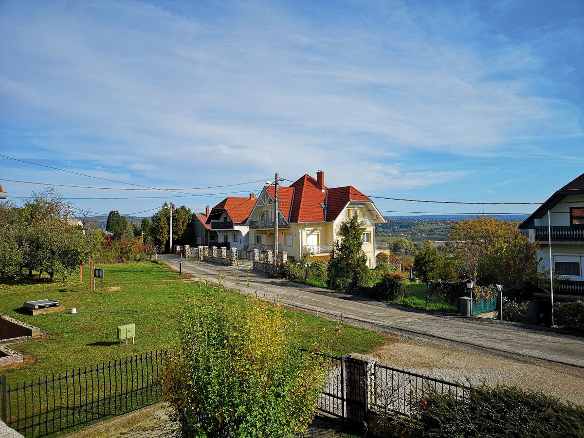 Это вид с балкона нашего номера