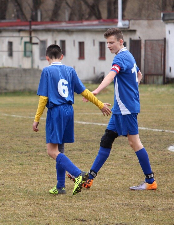 https://cdn.pixabay.com/photo/2018/04/02/20/36/football-3285090_960_720.jpg