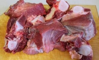 Мясо порубить на кусочки так, чтобы в каждый попал хрящ.