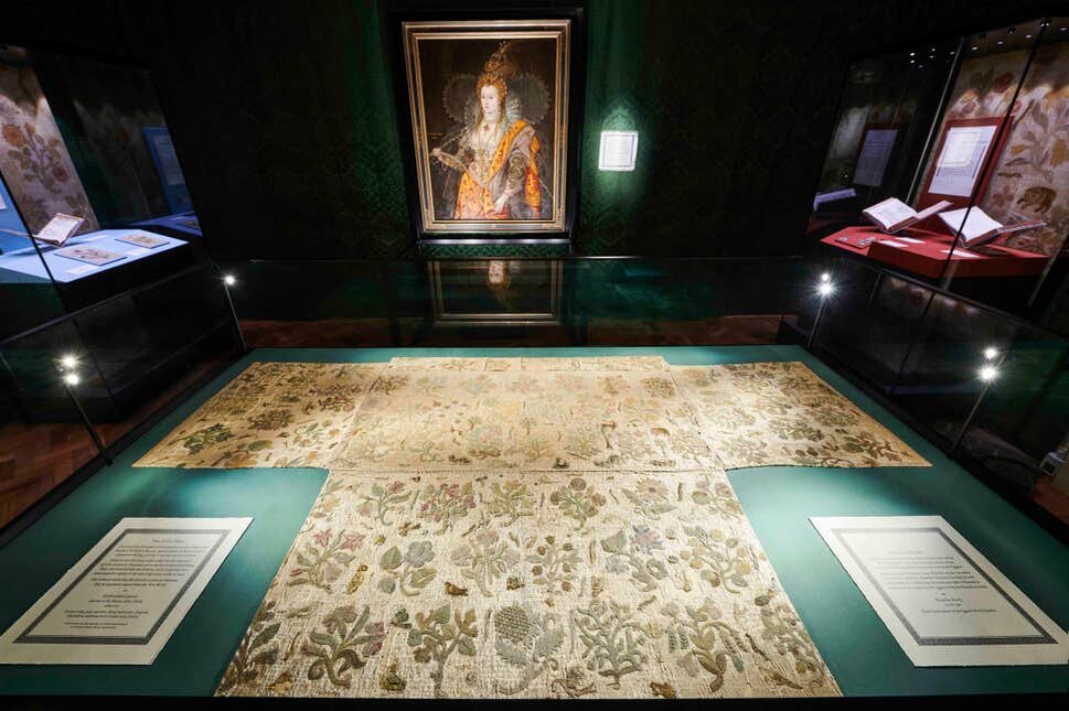 Теперь платье поместили на экспозицию