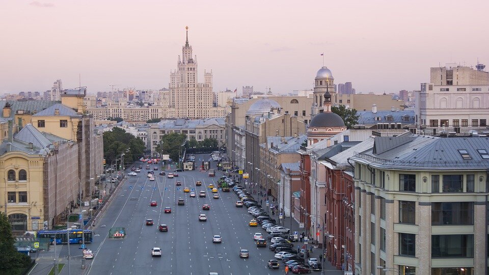 https://cdn.pixabay.com/photo/2015/07/27/20/38/moscow-863528_960_720.jpg