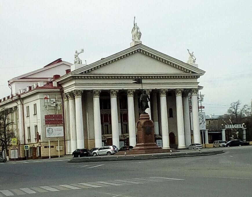 Волгоград подробно. Площадь перед нэт Волгоград. Нэт Волгоград исторический облик. Памятник возле нэта Волгоград. Им Ломоносова в Волгограде.