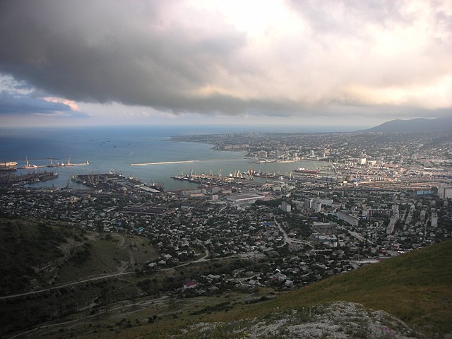 https://upload.wikimedia.org/wikipedia/commons/thumb/1/1b/Novorossiysk_Perspective.JPG/640px-Novorossiysk_Perspective.JPG