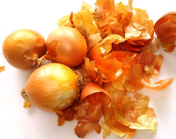 Приготовления удобрения для растений из луковой шелухи.