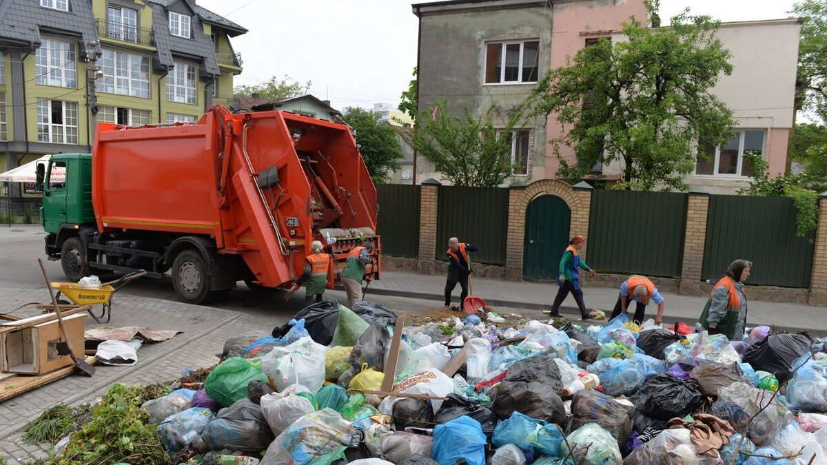 Коммунально бытовые отходы. Вывоз мусора. Уборка мусора в городе. Бытовой мусор. Коммунально-бытовые предприятия.