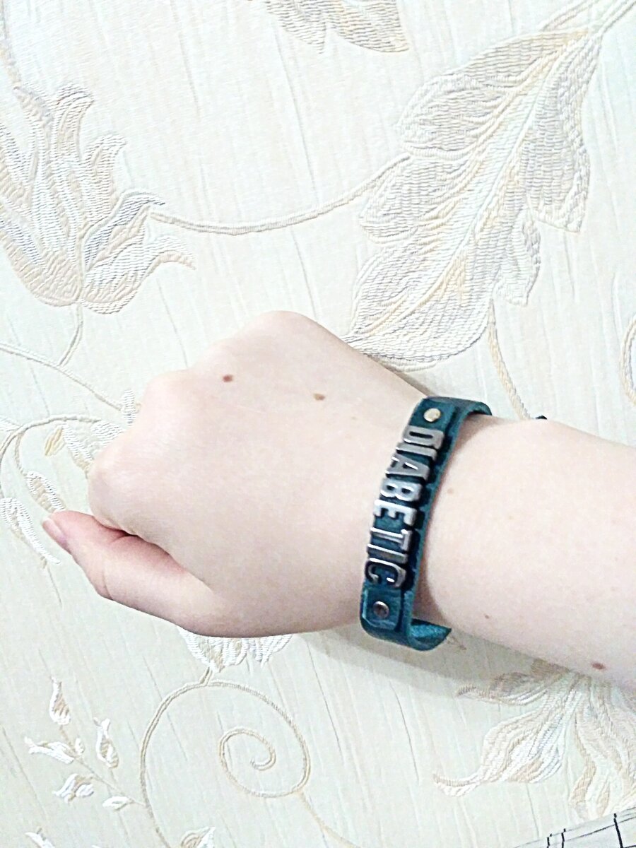 Например, браслеты или жетон на шее, в документах может быть карточка диабетика, ну и возможно вам просто скажут.