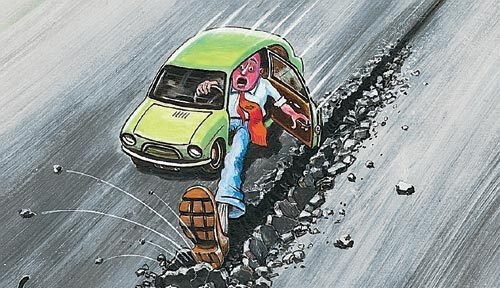 Нужно ли выжимать сцепление при торможении?