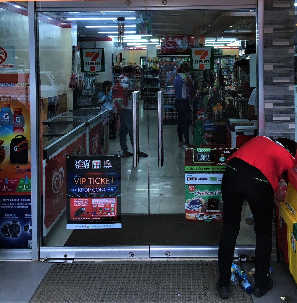 Работник сортирует мусор.