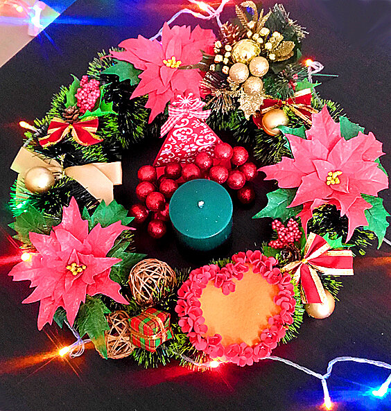 Праздничная композиция с пуансеттией из фоамирана, фото автора