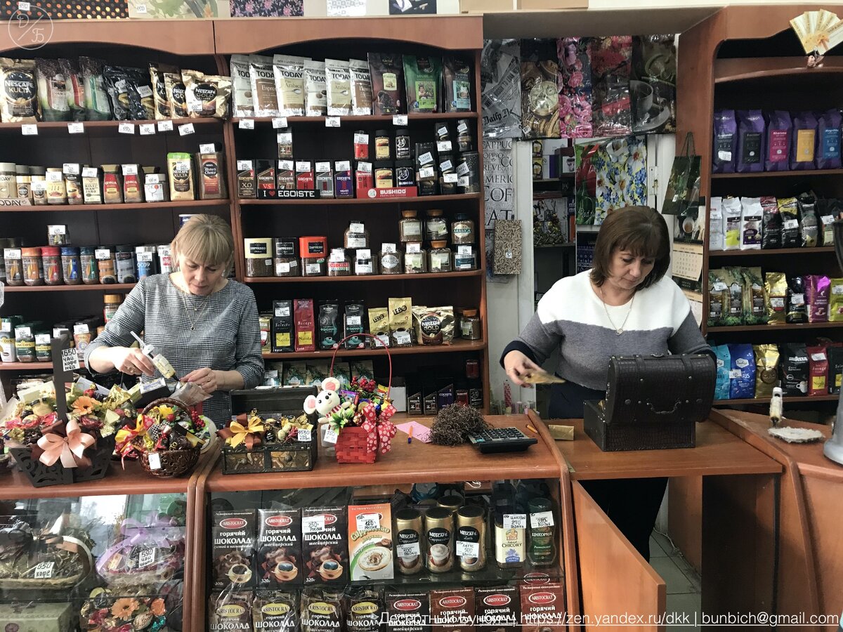 Работа кипит. Делают новые конфетные букеты