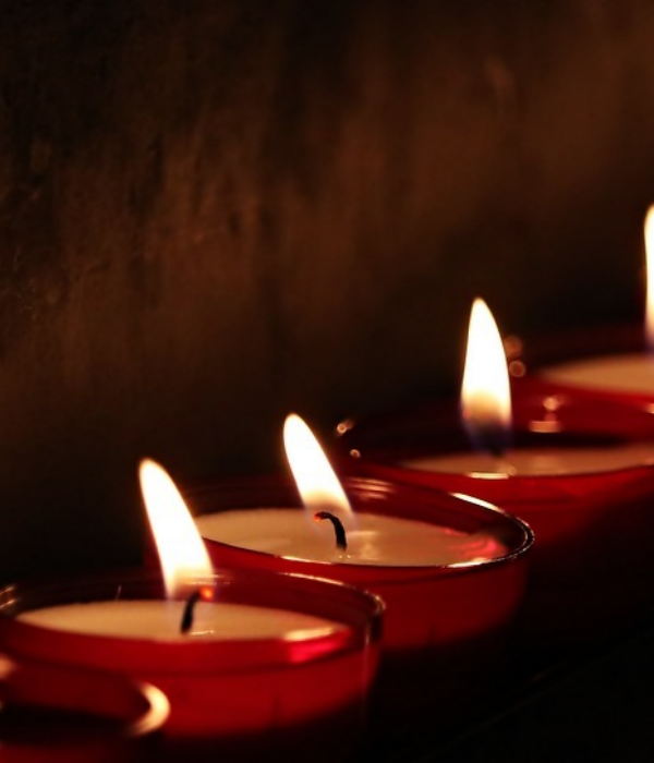 https://cdn.pixabay.com/photo/2017/04/12/07/46/tea-lights-2223898_960_720.jpg