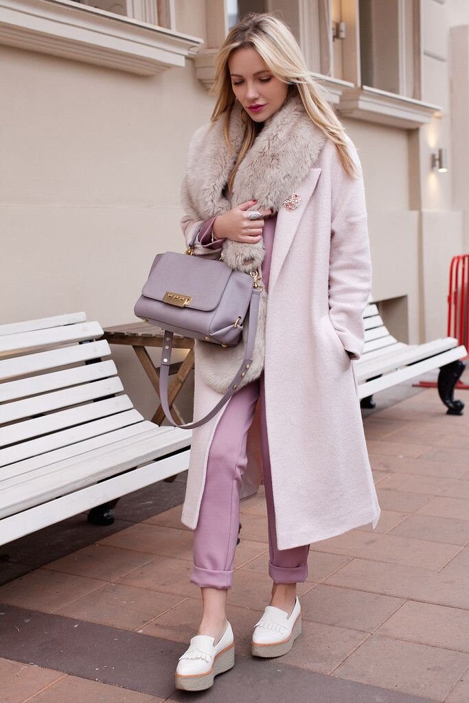 Приколите брошь на воротник, чтобы оживить скучное пальто. /Фото: i.pinimg.com