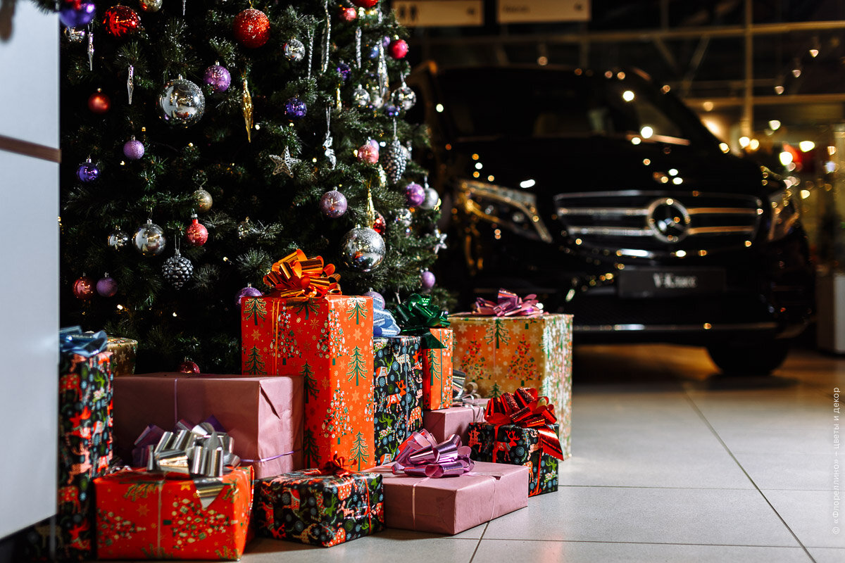 Гирлянда в салон автомобиля. Украшение кабин автомобиля. Салон машины украшенных к нг. Новогодняя елка в автосалоне. Новогоднее украшение автомобиля салон.