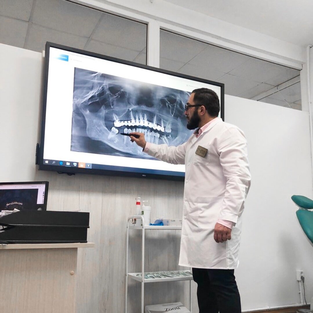 Врач рассказывает планируемый этап лечения.