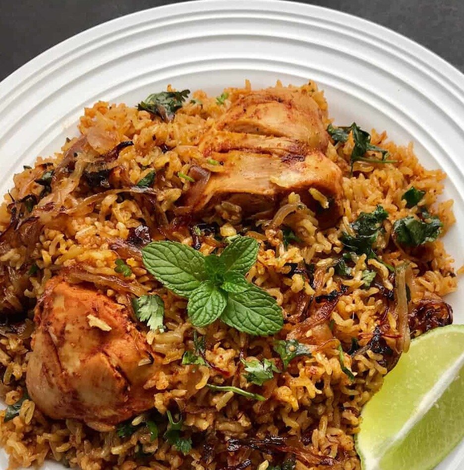 на фото рис дополнен кусочками запеченной курочки и зеленью (также с курочки).