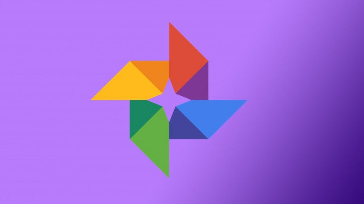 04 декабря 2019, 06:27 |  508   
Компания Google представила новую функцию для одного из своих самых популярных продуктов. Речь о появлении в приложении Google Photos встроенного чата! Правда, использовать его предлагают в первую очередь вовсе не для общения, а для обмена фотографиями и видео, что логично.Даже сама Google акцентирует на этом внимание, оговаривая, что новшество не нацелено на замену мессенджеров. К тому же обмен сообщениями происходит не мгновенно, как в нормальных мессенджерах, а с небольшой задержкой, так что это просто дополнительная возможность сразу в одном месте отправить и снимок, и какой-то комментарий к нему.