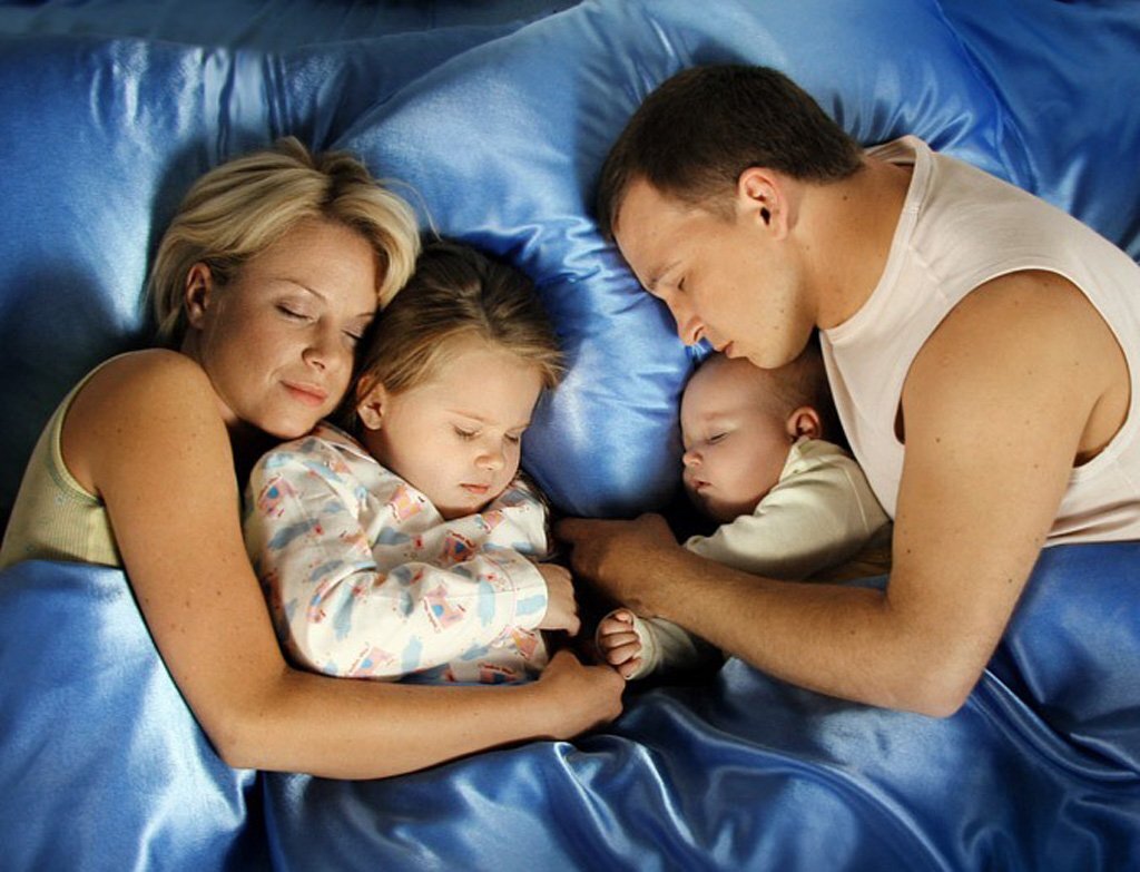 В последние годы все больше родителей укладывают ребенка спать в своей постели. Для самых маленьких это даже необходимо, потому что мама для них является источником тепла, пищи и привязанности.