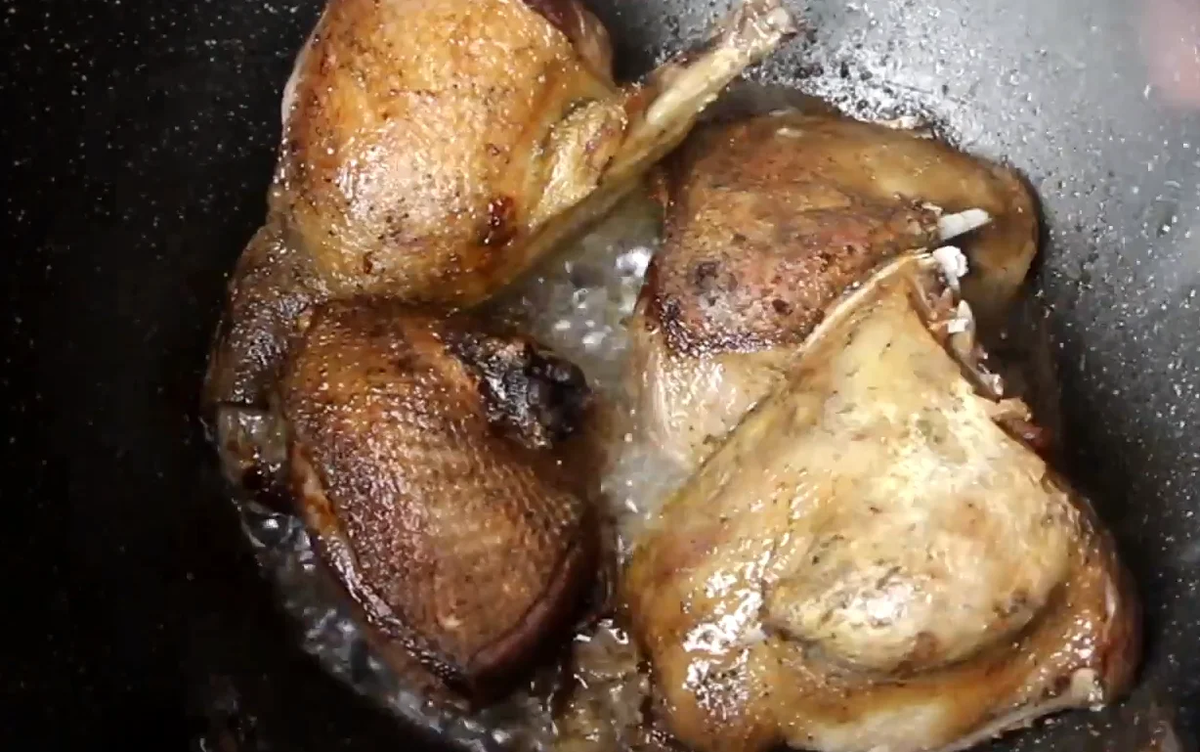 Обжарить на сильном огне до золотистой корочки.