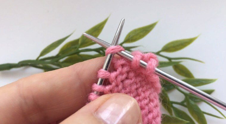 1 лиц., вводим спицу в следующую рабочую петлю (за заднюю стенку)