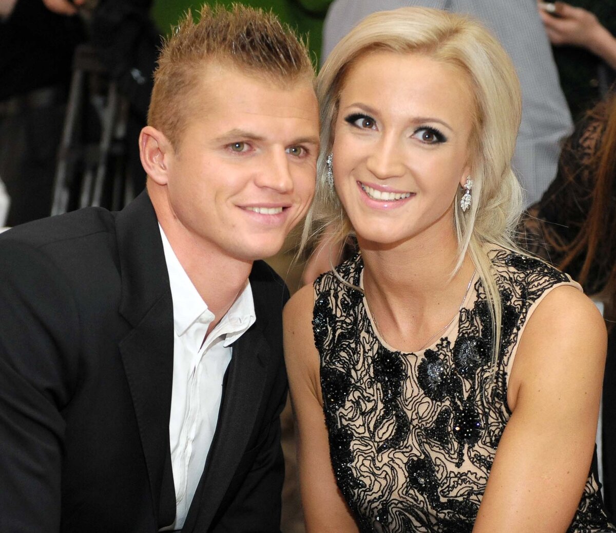 Парень и девушка гуляют. Том круз встречается. Встречалась с каким то. Парень и девушка. Встречалась с каким то.