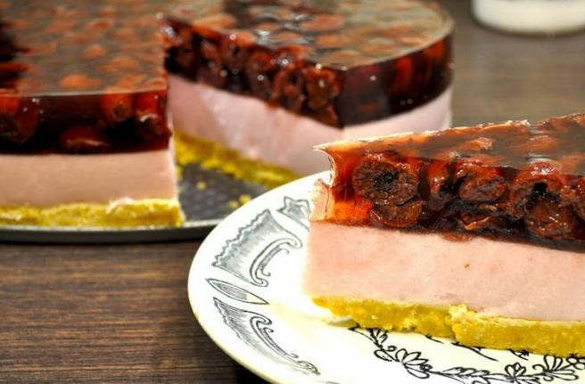 Ингредиенты: 
йогурт - 800 мл
вишня замороженная (или консервированная) - 400 г
печенье - 250 г
масло сливочное - 100 г
желатин - 20 г
вишневый сок - 2 стакана
молоко - ½ стакана