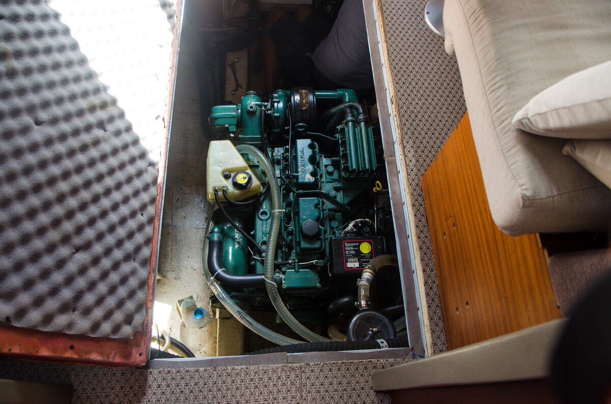 Двигатель расположен под полом каюты