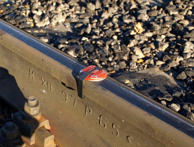 Железнодорожная петарда уложенная на рельс