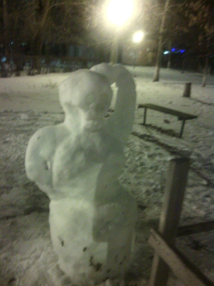 Снежный... ну, даже не знаю как назвать, страшненький  ))) 