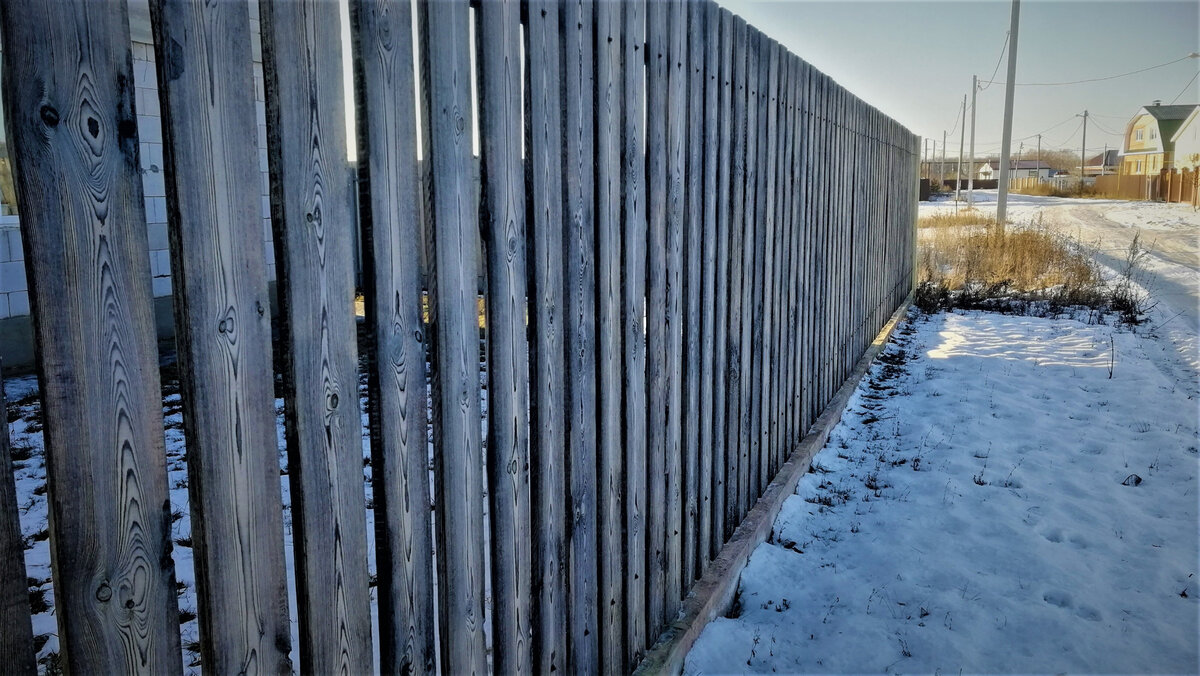 Штакетник из обожжённой доски.