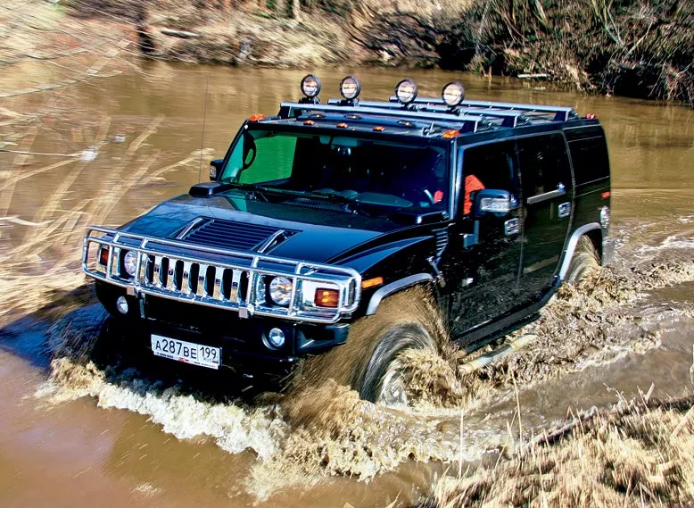 Внедорожник Hummer Н2 в сельской местности. Новый Уренгой, Россия, 26 июня 2017 г.