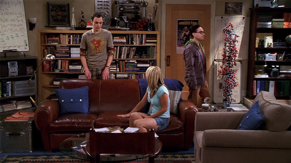 Шелдон объясняет Пенни, почему это его место и оно важное для него. Кадр из сериал «Теория Большого взрыва». 1 сезон 1 серия