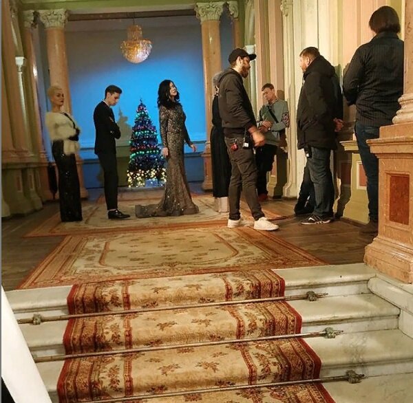 В очереди за "рукой" - перед входом в Готический зал.