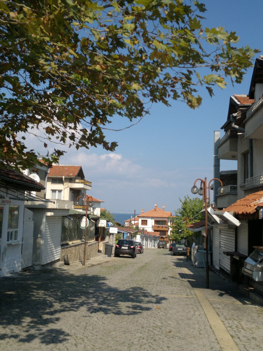 Все улочки в Черноморце ведут к центральной площади городка