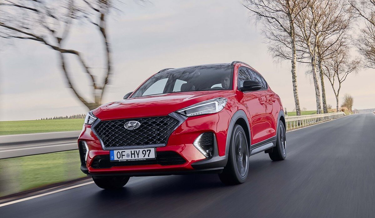 В 2020 году Hyundai привезет в Россию обновленные Solaris и Creta, а также спортивный Tucson и новый большой кроссовер. 
Hyundai привезет в Россию в следующем году целый ряд новых и обновленных автомобилей. Так, в марте компания начнет продажи обновленного кроссовера Creta. На данный момент этот автомобиль является самой популярной моделью Hyundai на российском рынке. Все подробности о новинке пока держатся в секрете. Дорестайлинговая Creta комплектуется в России бензиновыми моторами рабочим объемом 1,6 и 2,0 литра, развивающими 123 и 149 л. с. соответственно. Первый двигатель работает в паре с шестиступенчатой механической или с автоматической коробкой передач, а второй сочетается только с «автоматом».

Также в первом квартале следующего года российским клиентам предложат обновленный седан Solaris. Производство автомобиля будет налажено на заводе компании в Санкт-Петербурге. Как рассказал представитель Hyundai, седан получит серьезные изменения в дизайне. Ожидается, что у машины появится новый бампер и светодиодная оптика. Топовые версии Solaris получат отделку салона кожей. В России нынешний Hyundai Solaris предлагают с 1,4-литровым двигателем мощностью 100 л. с., а также с 1,6-литровым агрегатом, развивающим 123 силы.

Еще одна премьера Hyundai для российского рынка — новая версия кроссовера Tucson, которая стала частью спортивной линейки N Line. Приобрести машину можно будет в первом квартале 2020 года. Hyundai Tucson N Line отличается от стандартной модели измененной хромированной радиаторной решеткой, особыми блоками светодиодных дневных ходовых огней, а также 19-дюймовыми алюминиевыми колесными дисками черного цвета. В оформлении салона используют кожу с контрастной красной прострочкой.

Для мировых рынков кроссовер комплектуется 2,0-литровым дизельным мотором, работающим по технологии «мягкий гибрид». Обычным ДВС помогает мотор-генератор, питающийся от 48-вольтой бортовой сети. Мощность силовой установки составляет 185 лошадиных сил. Также доступна гибридная модификация с 1,6-литровым дизельным агрегатом. В этом случае мощность кроссовера составит 136 лошадиных сил.

С какими моторами спортивный Tucson будет представлен в России, пока неизвестно.

Во второй половине следующего года на российском рынке появится большой кроссовер Palisade. В компании рассказали, что на данный момент они уже работают над сертификацией этой машины для РФ. Автомобиль был представлен в ноябре 2018 г. на мотор-шоу в Лос-Анджелесе. Габаритная длина кроссовера составила 4981 мм, ширина — 1976 мм, высота — 1750 мм, а размер колесной базы равен 2900 миллиметрам. Автомобиль предлагают с широким перечнем систем, в том числе с проекционным дисплеем, адаптивным круиз-контролем, цифровой приборной панелью и беспроводной зарядкой для смартфонов.

На североамериканском рынке Palisade доступен с единственным 3,8-литровым бензиновым мотором V6, развивающим 295 л. с. и 355 Н·м крутящего момента. Двигатель работает в паре с восьмиступенчатой автоматической коробкой передач. Кроссовер доступен как с передними ведущими колесами, так и с системой полного привода HTRAC с электронным управлением. Все технические характеристики Palisade для России пока держатся в секрете.
