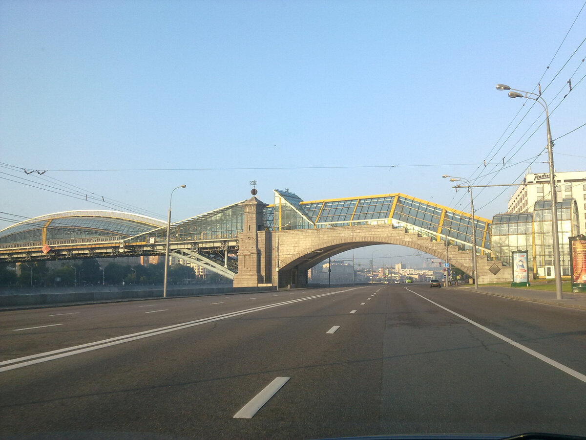 В Москве бывает и такое - пустые дороги. Но рано-рано утром :)