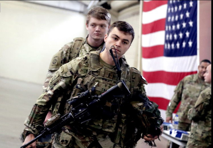 Американские войска из 82-й воздушно-десантной дивизии готовятся к поездке на Ближний Восток. Пентагон одобрил размещение около 3000 военнослужащих в связи с усилением угроз в регионе после убийства иранского генерала Касема Солеймани (4 января 2020 года).