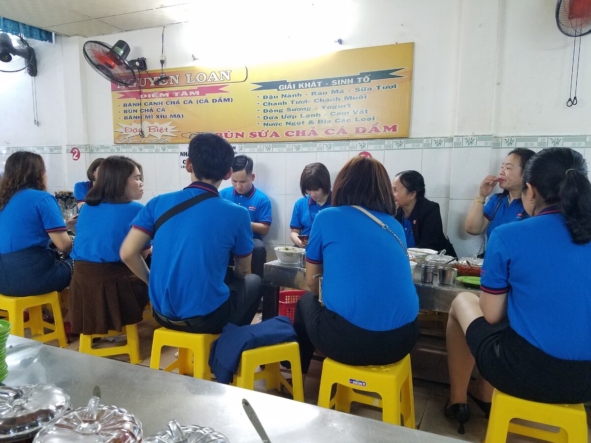 Вьетнамские студенты обедают