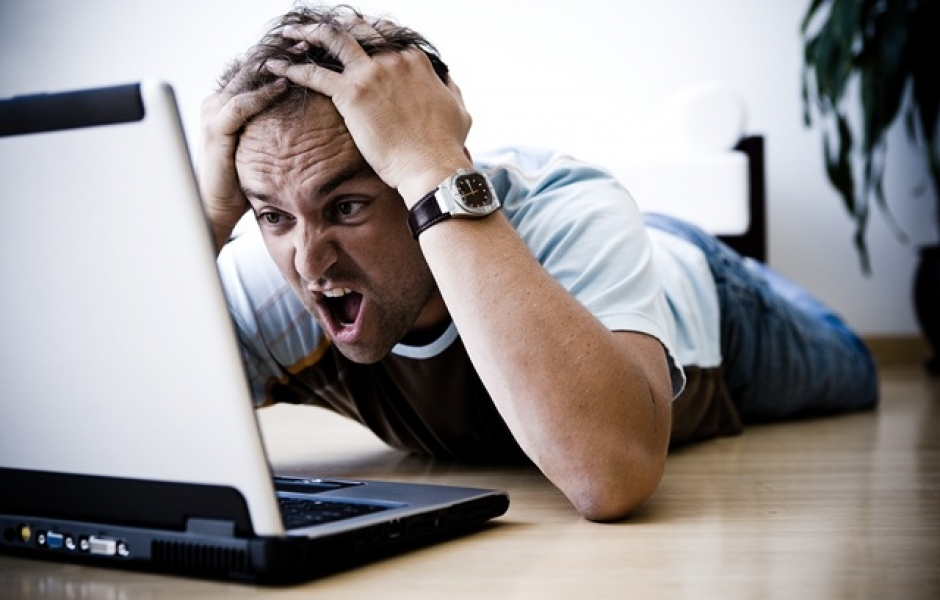 Мужчина держится за волосы.