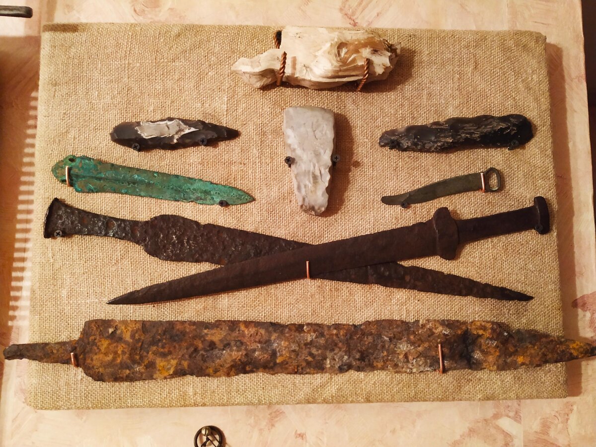 Первая экспозиция. Панно с холодным оружием изготовленным, в основном, до нашей эры. 