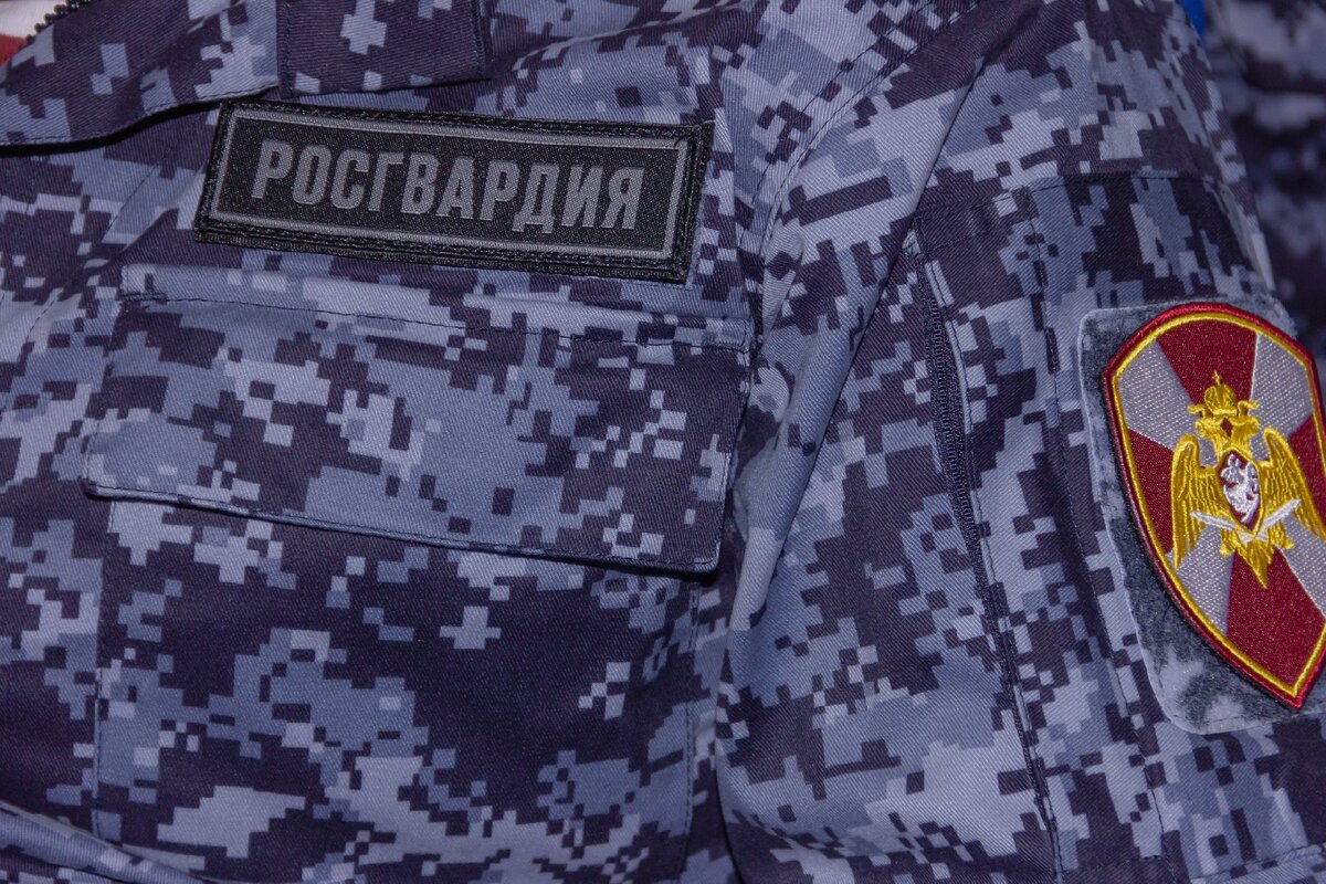 
Добычей злоумышленника стал мобильный телефон и продукты питания. Товар нарушитель сложил в пакет, спрятал в карманы своей одежды и предпринял попытку покинуть торговый объект. Предварительная сумма ущерба составила более 11 тысяч рублей.  
Заметив по камерам видеонаблюдения факт хищения, охрана гипермаркета нажала кнопку тревожной сигнализации. 

Экипаж вневедомственной охраны Росгвардии, прибывший по сигналу «Тревога» на охраняемый объект – гипермаркет, расположенный в Карасунском округе краевого центра, задержал мужчину. Нарушитель, 25-летний житель Туапсе, для дальнейшего разбирательства передан сотрудникам полиции.
