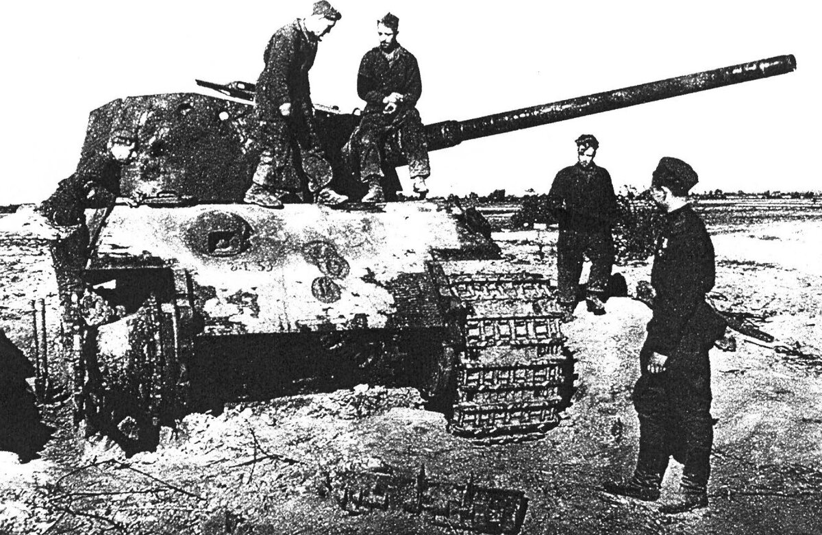 Ис 2 тигр. Королевский тигр танк в бою. Танк тигр 1944. Королевский тигр ВОВ. Уничтоженный Королевский тигр.