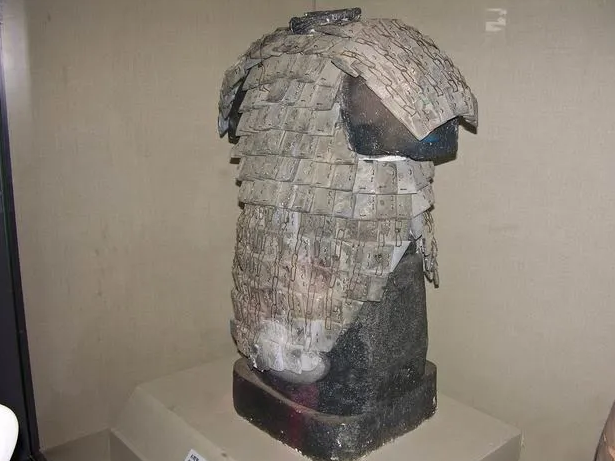 Пластинчатый доспех из камня (!) в музее провинции Шаньси. Источник: livejournal.com